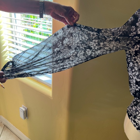 WhiteHouseBlack Market Black floral print wrap top with sheer sleeves size S - Picture 7 of 10